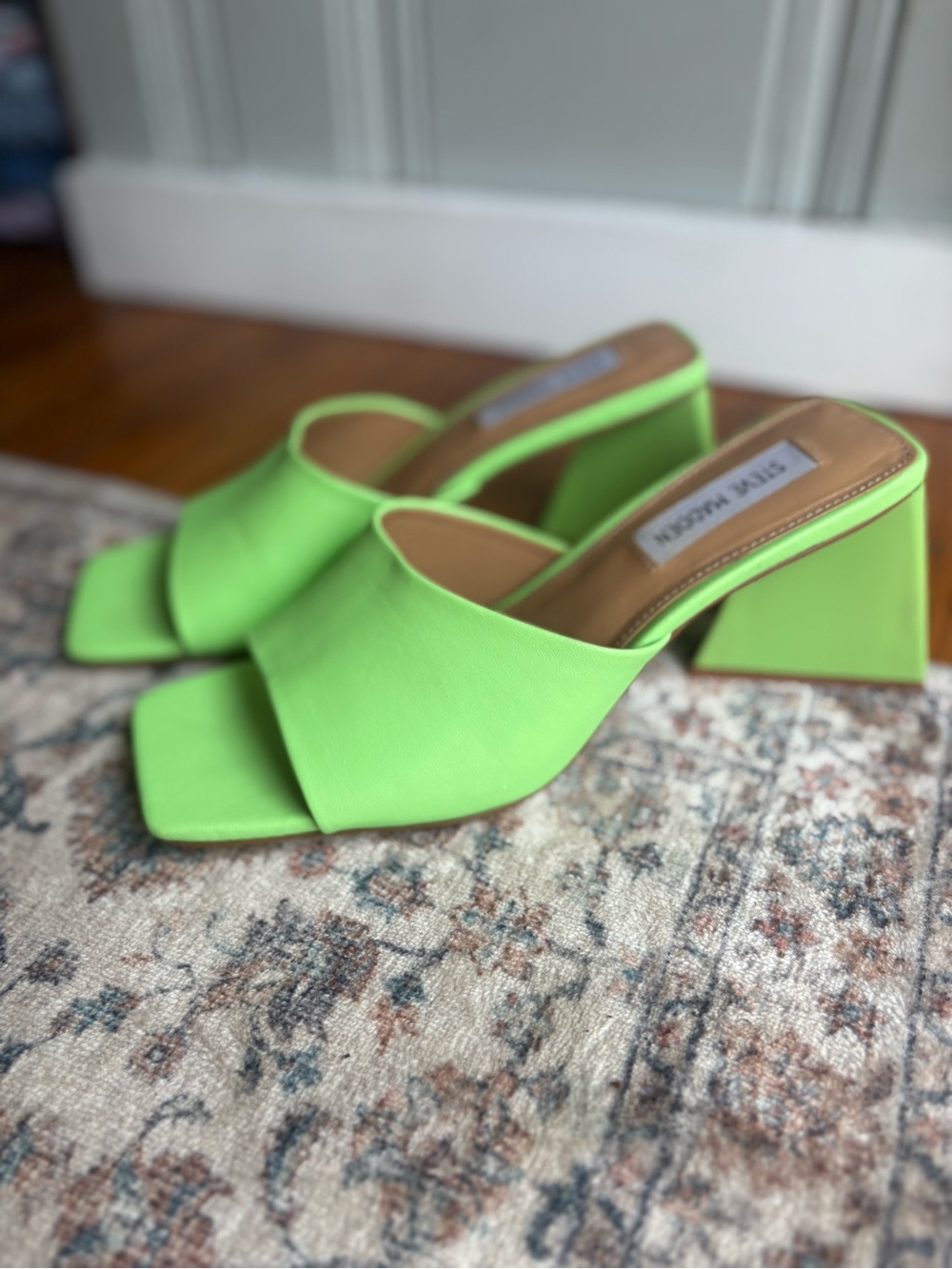 Women’s Size 8 Steve Madden Neon Lime Green Block Heel Mules - Picture 3 of 10